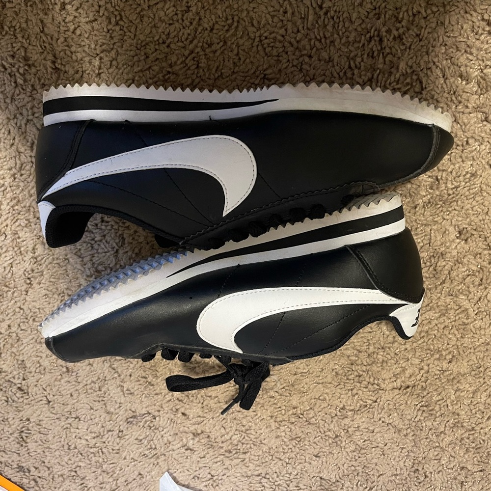Nike black and white women shoes